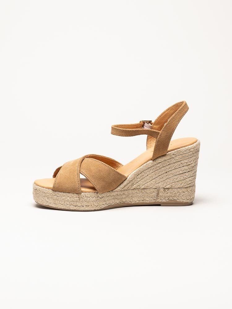 Alberville - Vendy Suede Elche - Ljusbruna kilklackade sandaletter i mocka