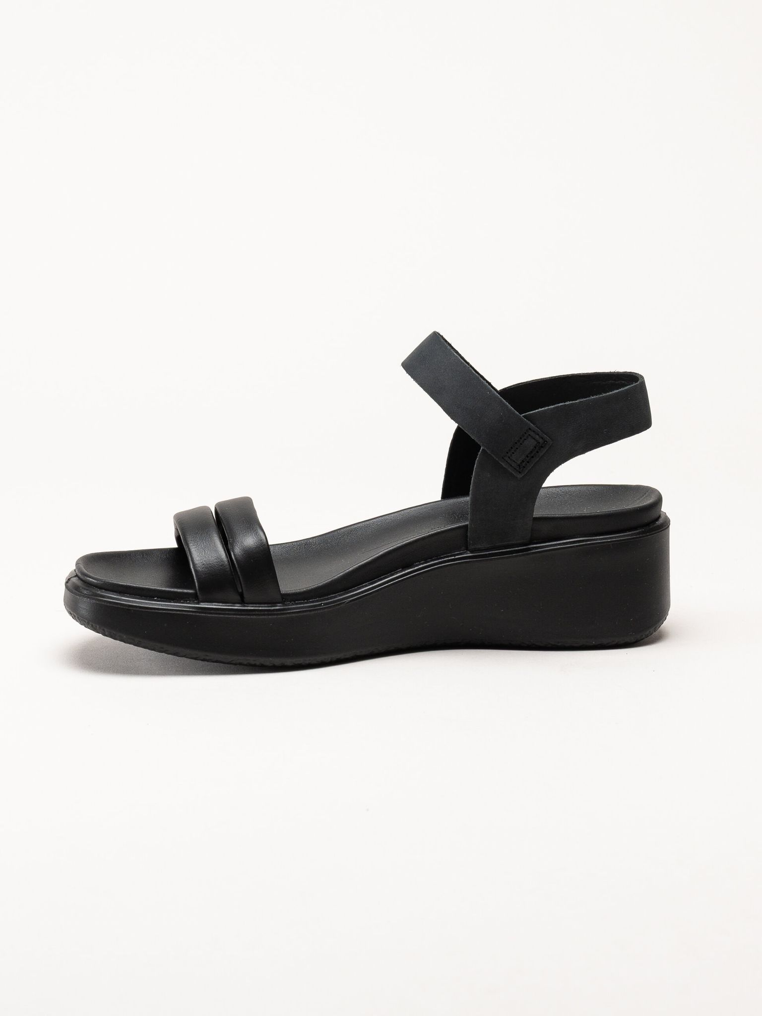 Ecco - Flowt W Wedge - Svarta sandaler i skinn med kilklack