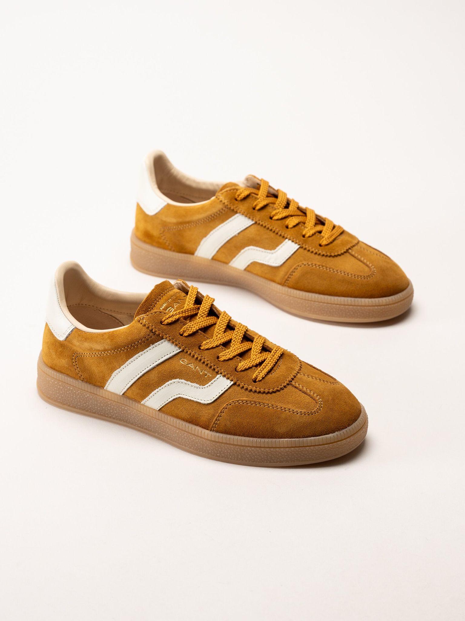 Gant Footwear - Cuzima Sneaker - Mörkgula retro sneakers i mocka med skinndetaljer
