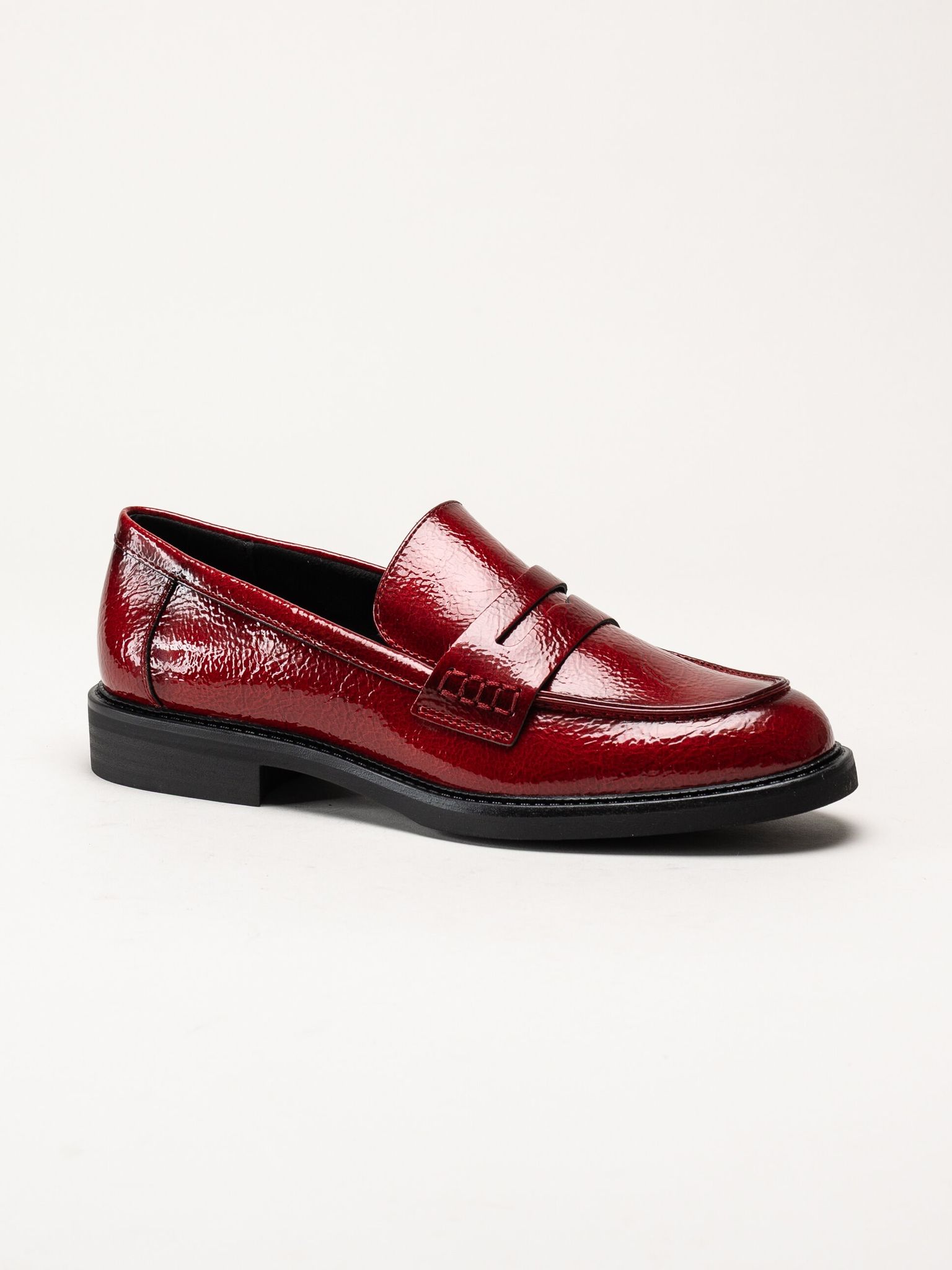 Marco Tozzi - Mörkröda loafers i syntetlack