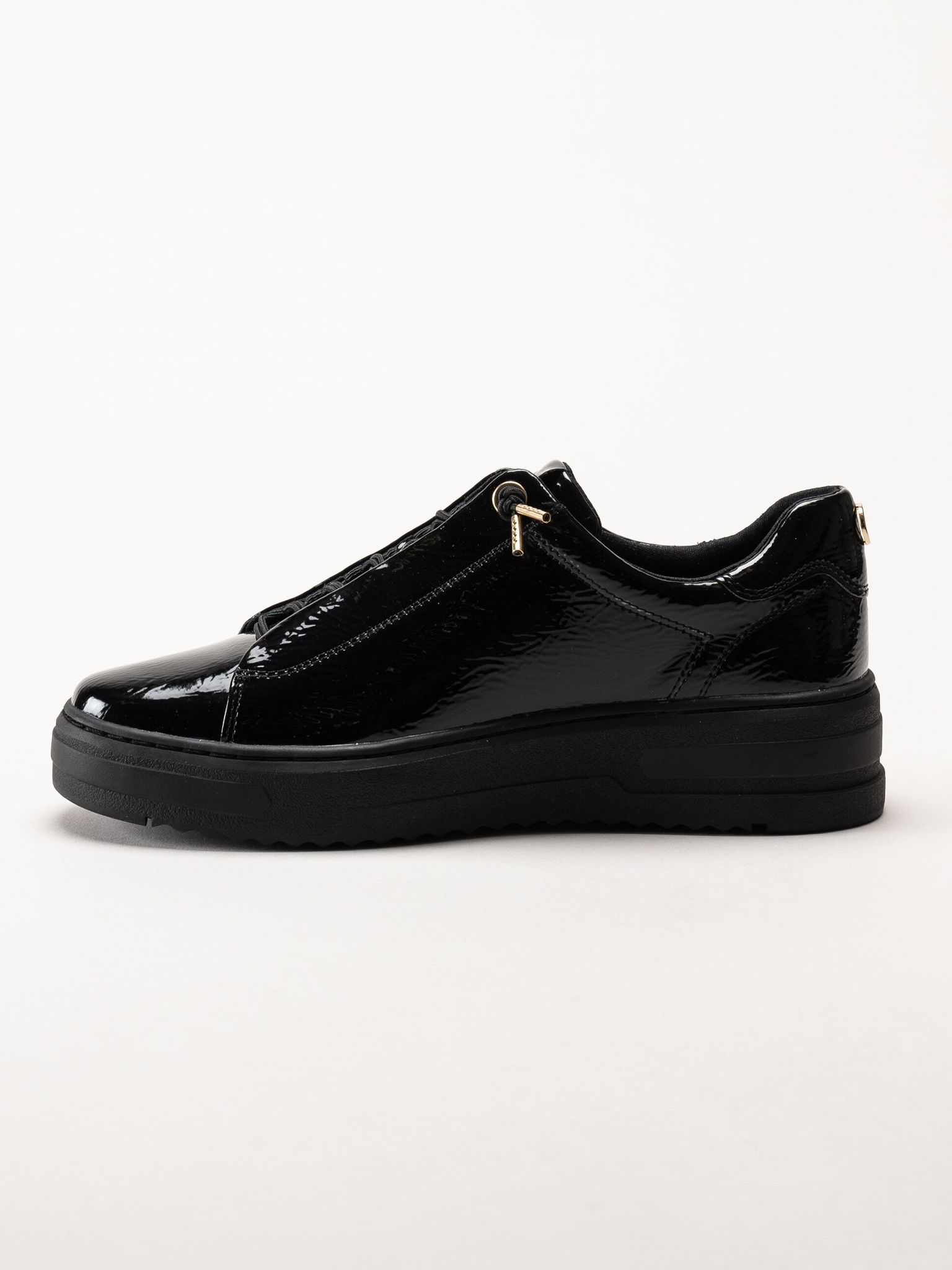 Marco Tozzi - Svarta sneakers i syntetlack med gulddetaljer