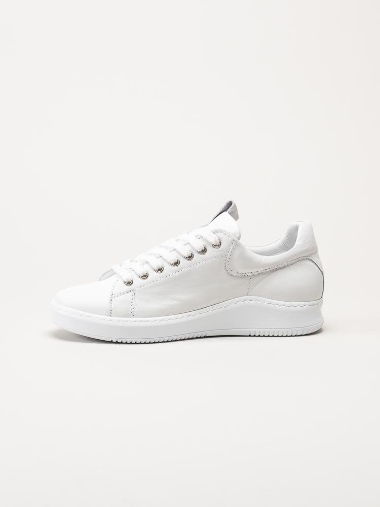 Charlotte of Sweden - Vita sneakers i skinn