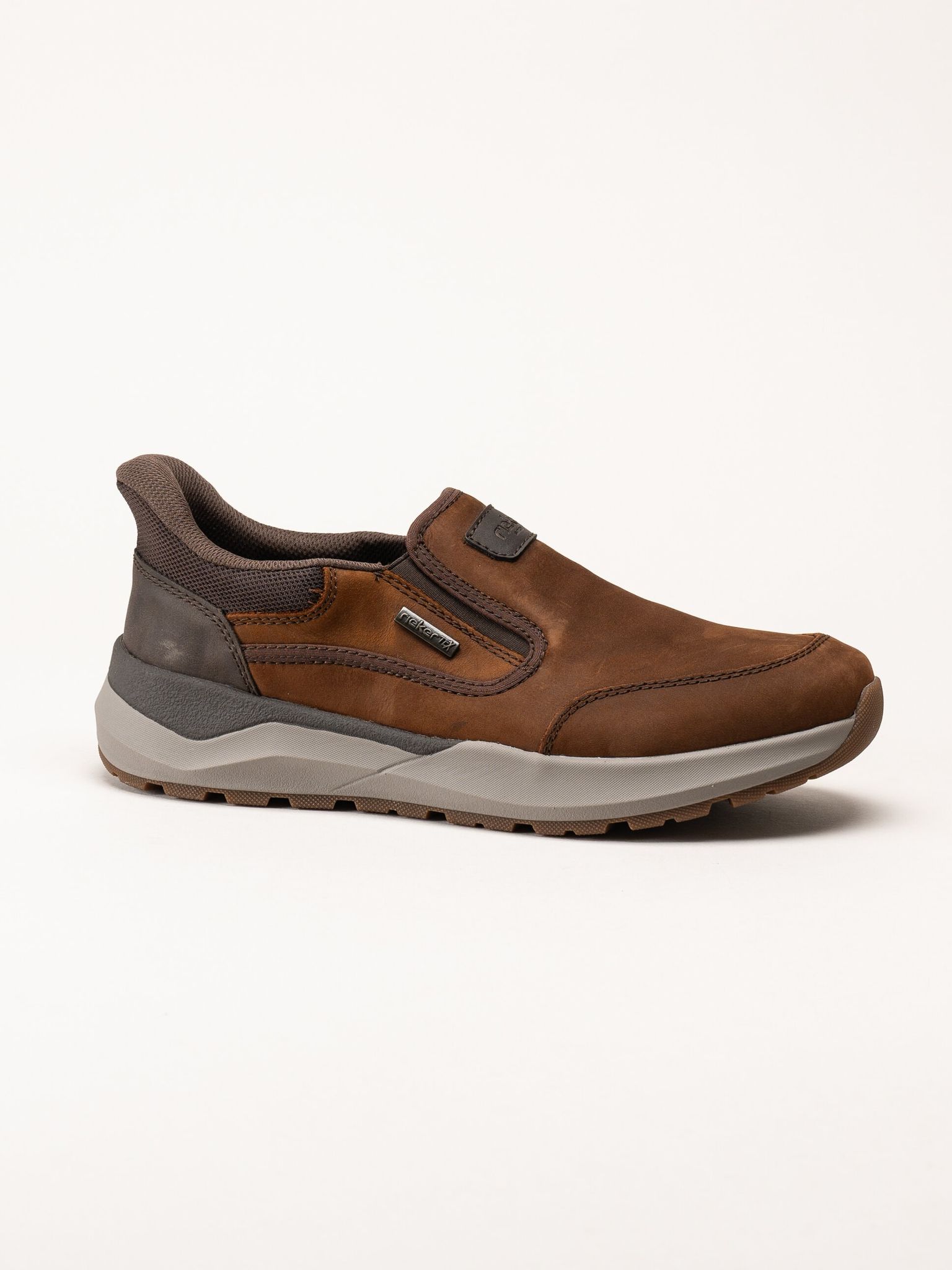 Rieker - Bruna slip on promenadskor i oljad nubuck