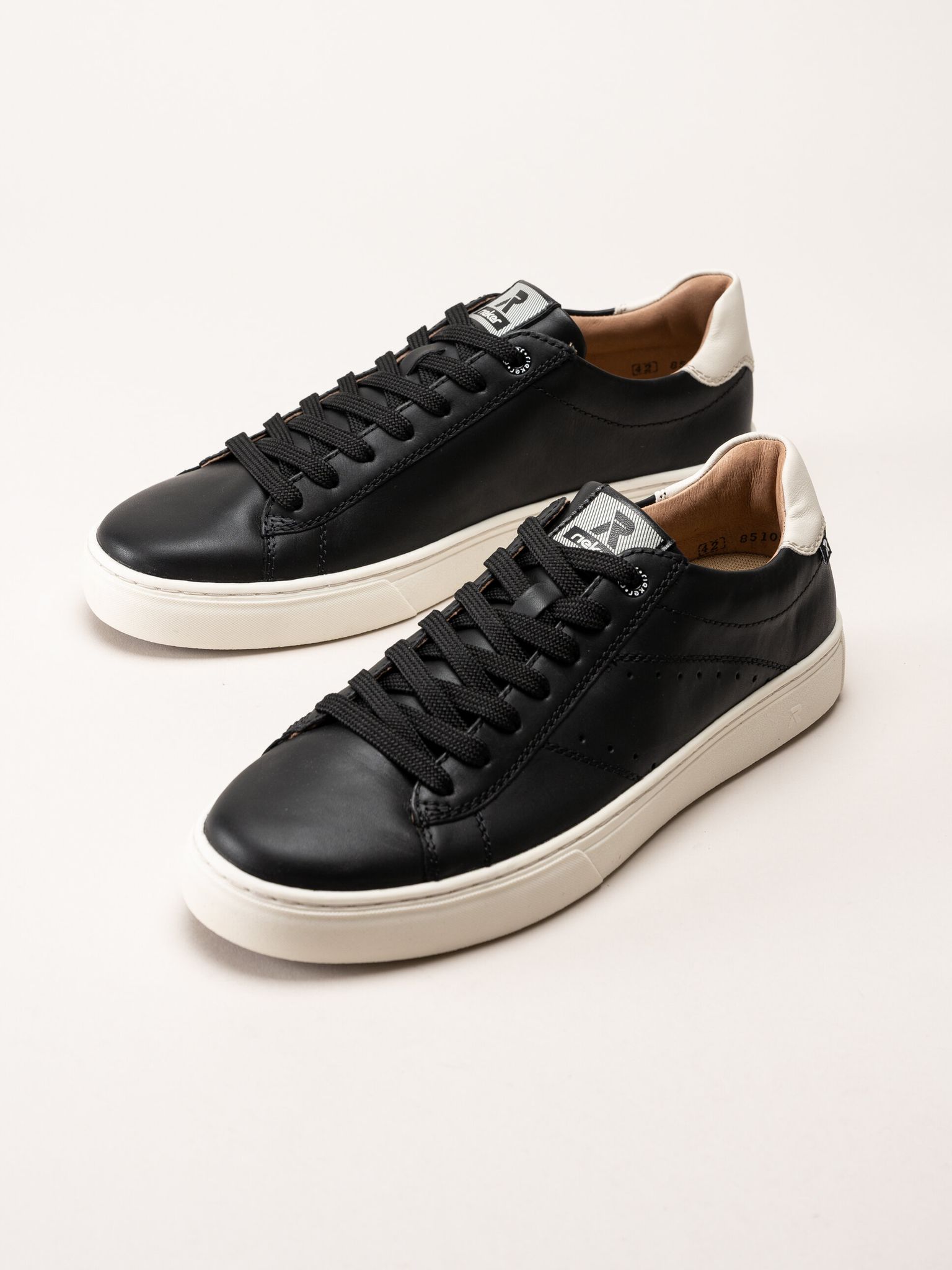 Svarta sneakers i skinn