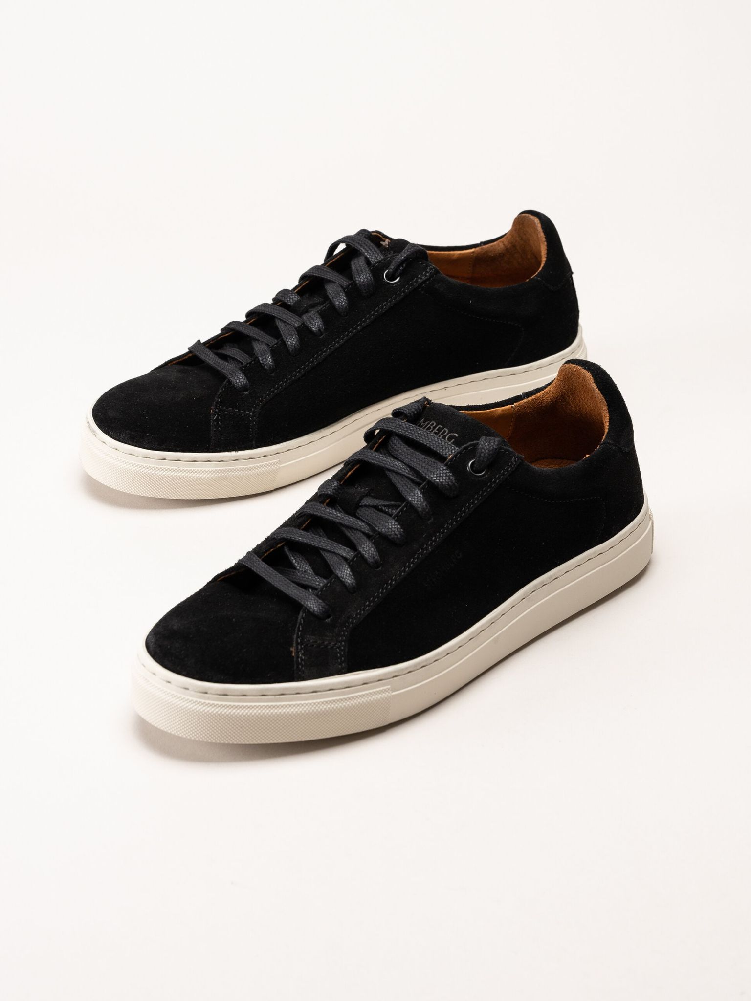 Strömberg - Arezzo - Svarta sneakers i mocka