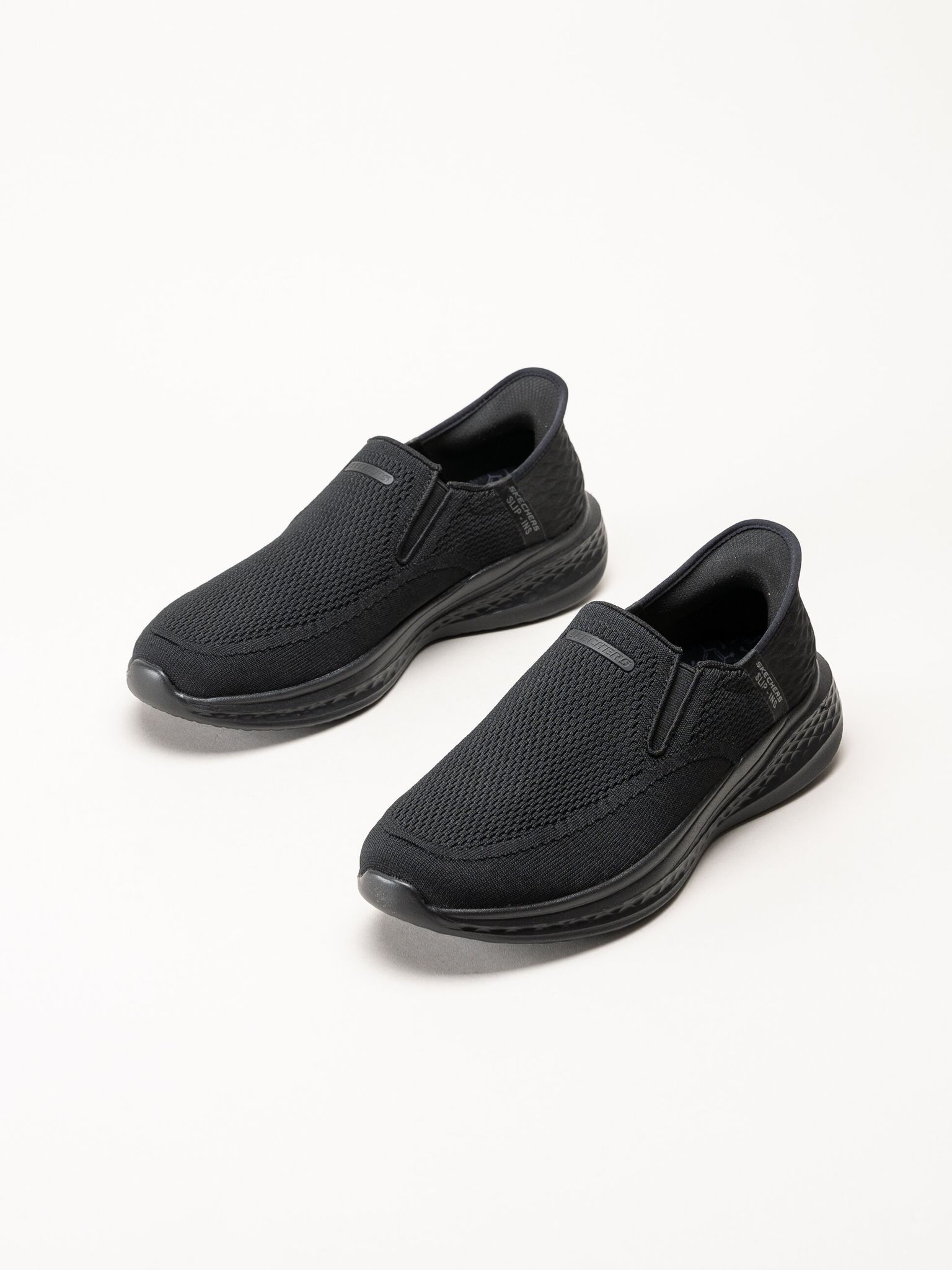 Skechers - Relaxed Fit - Svarta slip ins sneakers i mesh