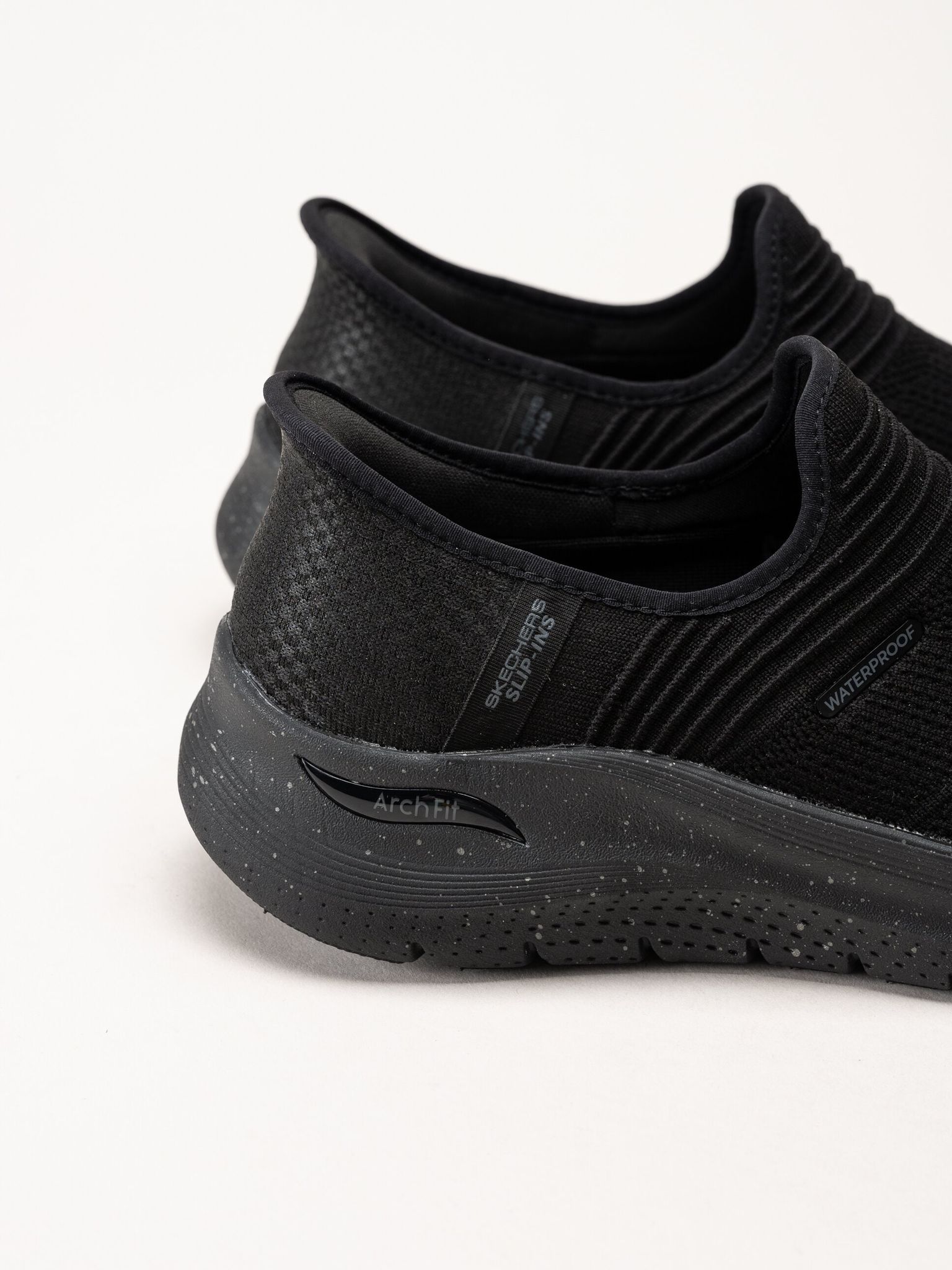 Skechers - Slip-Ins Arch Fit 2.0 - Svarta vattentäta slip-ins sportskor