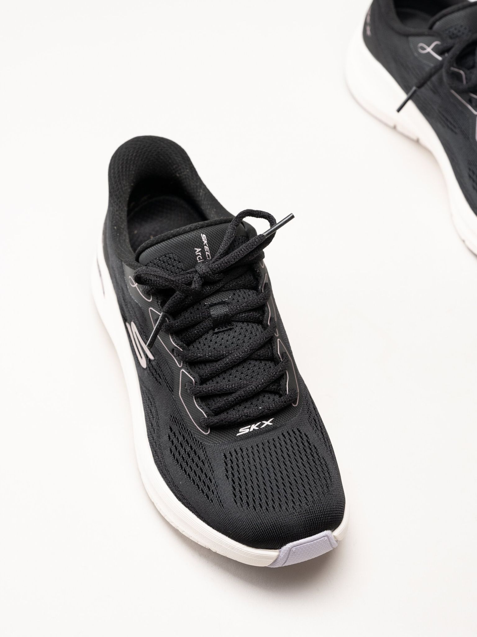 Skechers - Arch Fit 2.0 - Svarta slip-ins sneakers i mesh