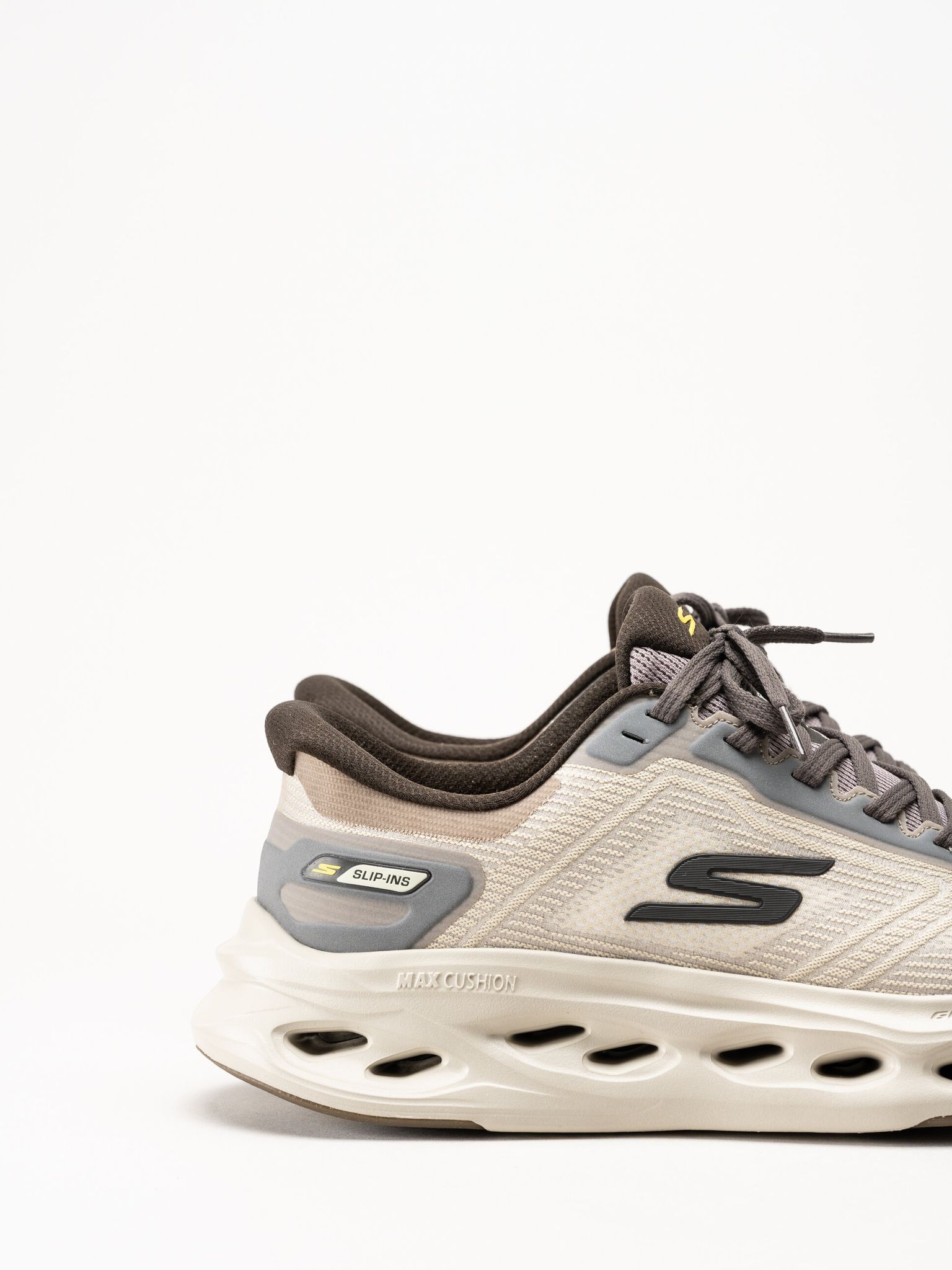 Skechers - Max Cushion - Beige slip ins sneakers
