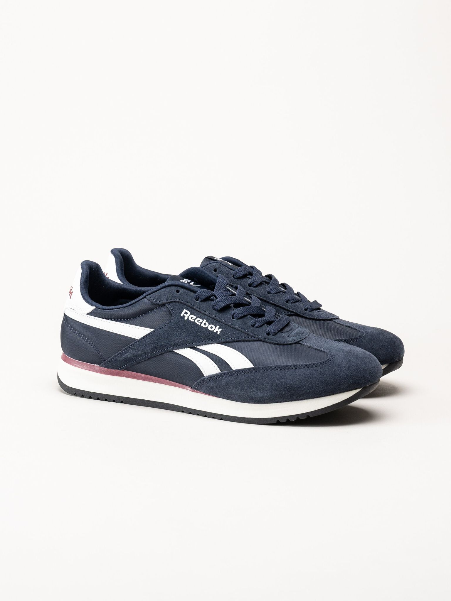 Reebok - World 70 - Mörkblå sneakers i mocka och textil