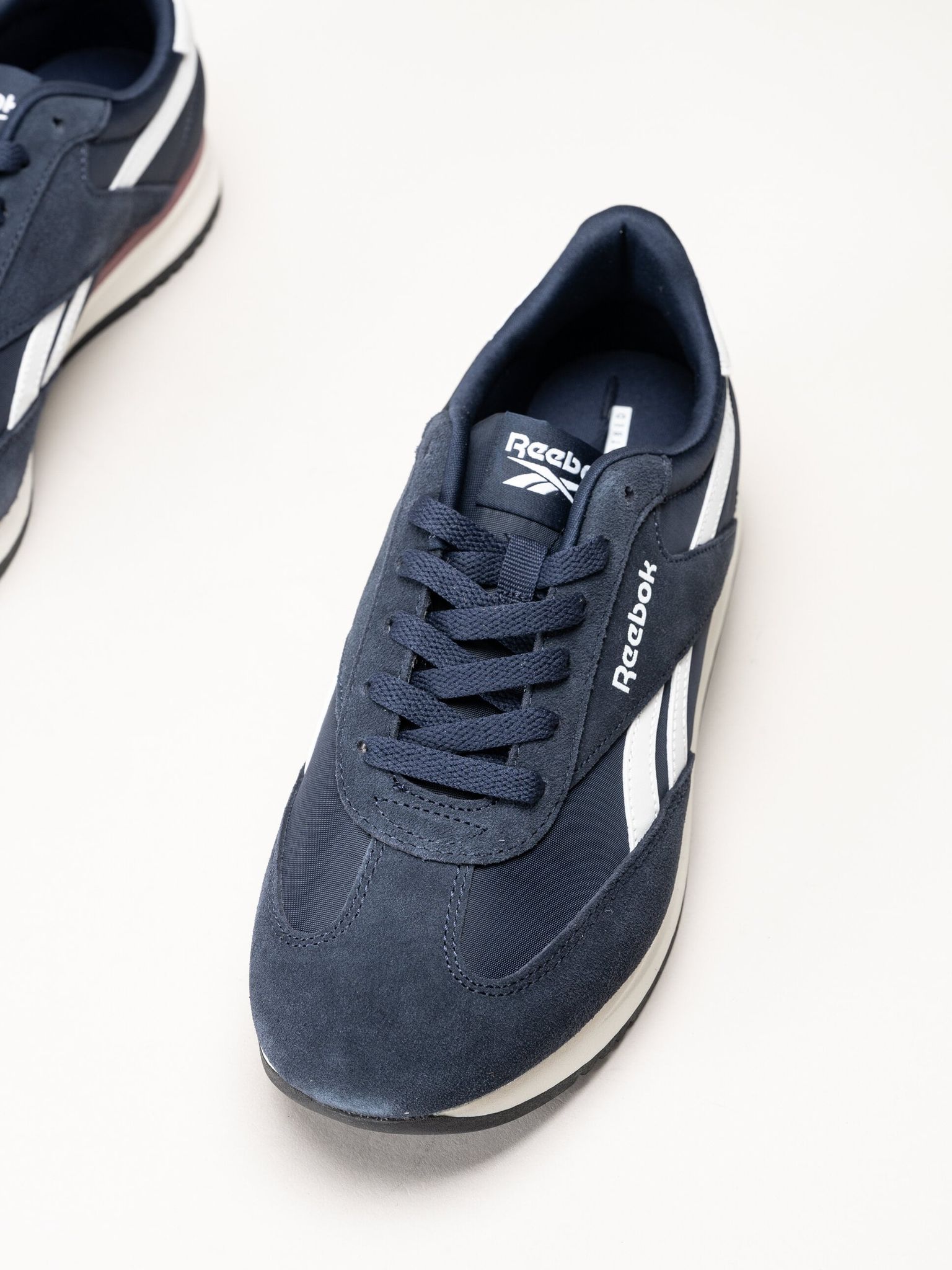 Reebok - World 70 - Mörkblå sneakers i mocka och textil