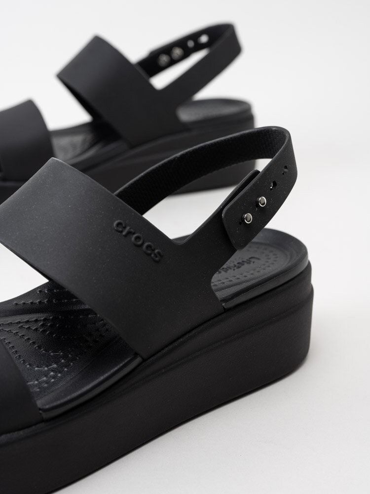 Crocs - Brooklyn Low Wedge - Svarta platåsandaler