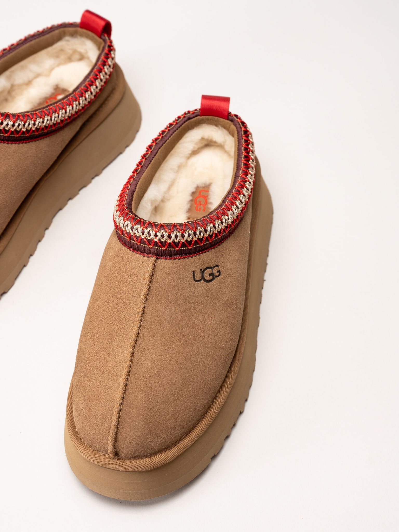 UGG - W Tazz II - Ljusbruna fårskinnsfodrade tofflor i mocka